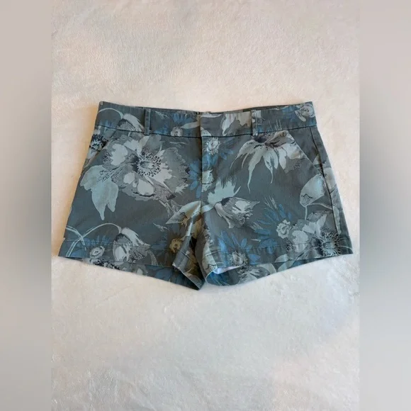 Vintage Calvin Klein Tropical Print Shorts - Size 8. - Picture 3 of 13